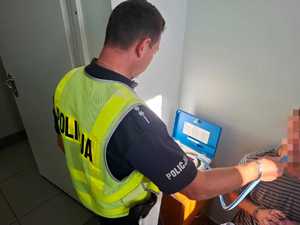 policjant bada trzeźwość