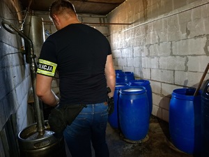 obraz przedstawia pomieszczenie w budynku gospodarczym
