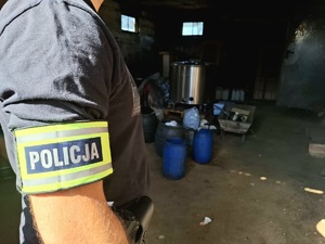 obraz przedstawia napis policja