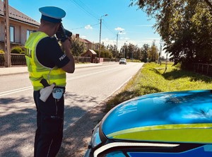obraz przedstawia policjanta