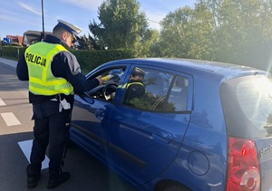 obraz przedstawia policjanta