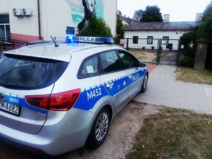 obraz przedstawia radiowóz