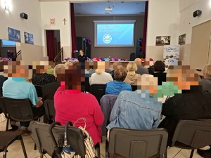 obraz przedstawia kilkadziesiąt osoób