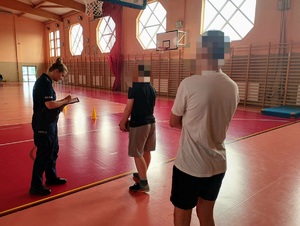 obraz przedstawia kilka osób