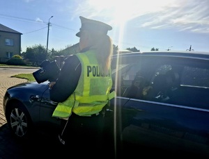 obraz przedstawia policjantkę