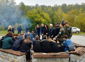 obraz przedstawia kilkanaście osób