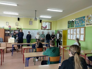 obraz przedstawia kilka osób