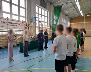 obraz przedstawia kilka osób