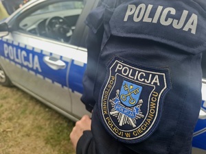 obraz przedstawia napis policja