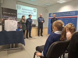 obraz przedstawia kilka osób