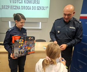 obraz przedstawia kilka osób