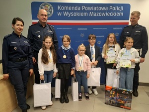 obraz przedstawia kilka osób