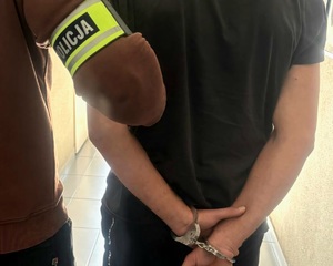 obraz przedstawia napis policja