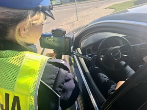 obraz przedstawia wnętrze samochodu osobowego