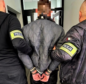 obraz przedstawia trzy osoby