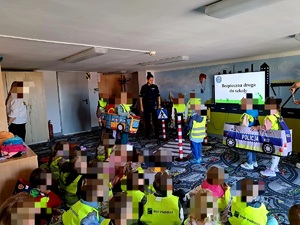 obraz przedstawia dzieci