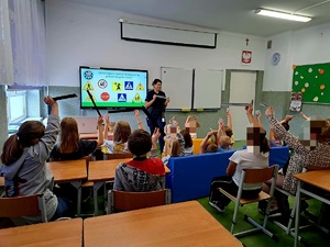 obraz przedstawia dzieci