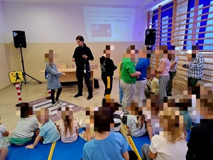 obraz przedstawia dzieci