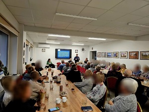 obraz przedstawia kilkadziesiąt osób