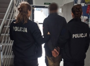 obraz przedstawia trzy osoby