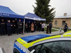 obraz przedstawia kilkadziesiąt osób