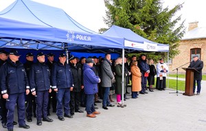 obraz przedstawia kilkadziesiąt osób