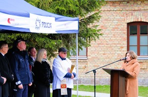 obraz przedstawia kilkadziesiąt osób