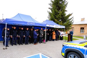 obraz przedstawia kilkadziesiąt osób