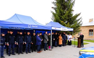 obraz przedstawia kilkadziesiąt osób