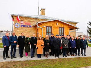 obraz przedstawia kilkadziesiąt osób