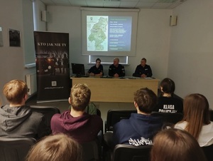 obraz przedstawia kilka osób