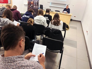 obraz przedstawia kilka osób