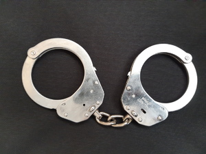 zdjęcie przedstawia kajdanki