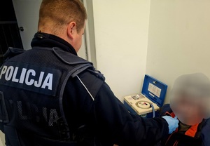 obraz przedstawia policjanta
