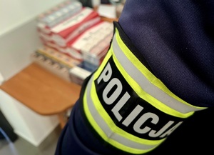 obraz przedstawia napis policja