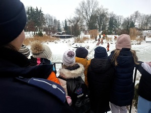 obraz przedstawia grupę osób