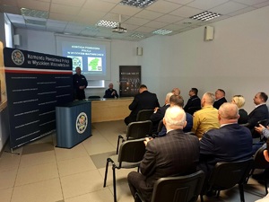 obraz przedstawia kilkanaście osób