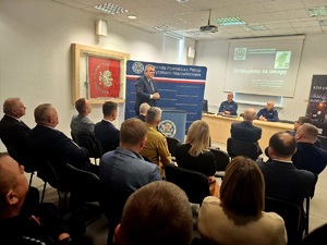 obraz przedstawia kilkanaście osób