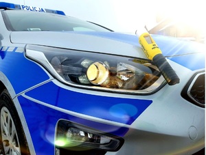 obraz przedstawia radiowóz z urządzeniem do pomiaru stanu trzeźwości