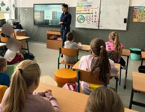 obraz przedstawia kilka osób