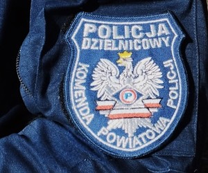 obraz przedstawia emblemat Dzielnicowego Komendy Powiatowej Policji w Wysokiem Mazowieckiem