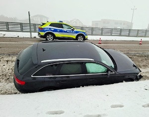 obraz przedstawia dwa samochody osobowe