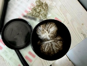 zabezpieczone narkotyki w foliowym opakowaniu susz rosłinny