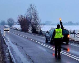 obraz przedstawia policjanta i dwa samochody
