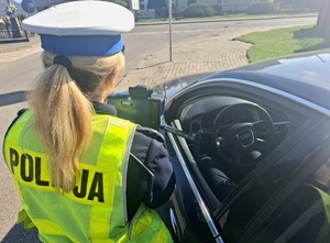obraz przedstawia policjantkę