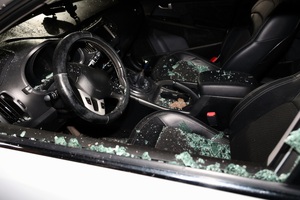 obraz przedstawia wnętrze samochodu