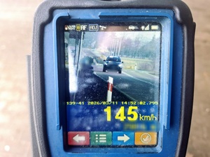 obraz przedstawia ręczny miernik prędkości