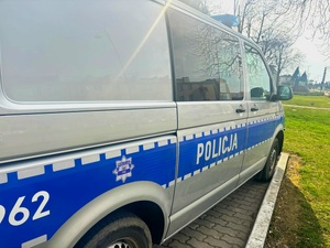 obraz przedstawia radiowóz policji