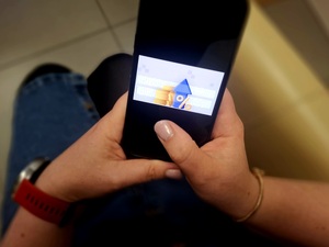 obraz przedstawia telefon komórkowy