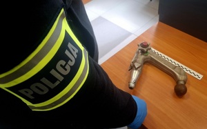 obraz przedstawia napis policja i hak holowniczy